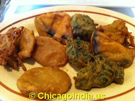 Indian Buffet Appetizers image © ChicagoIndia.us
